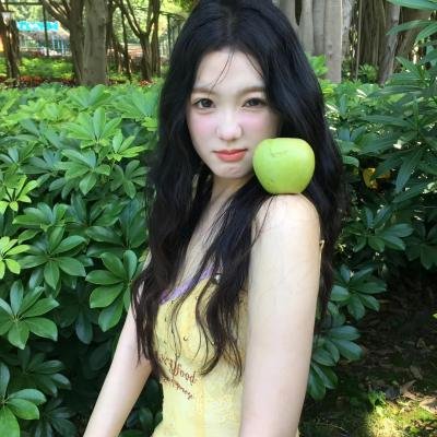 落在她身边